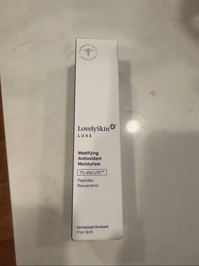 Luxe Mattifying Antioxidant Moisturizer — White